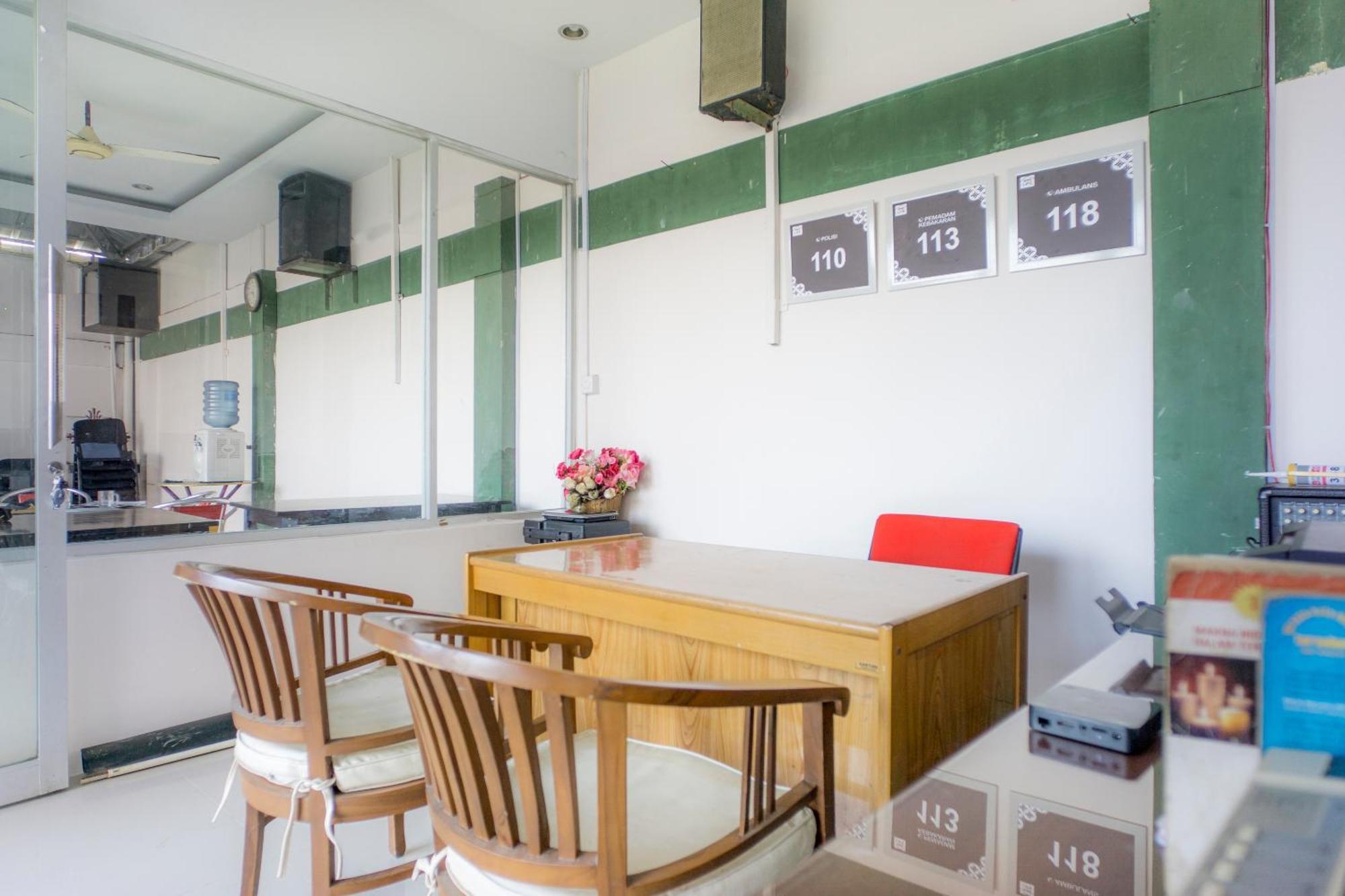 Hotel Oyo Life 2354 Rose House 2*